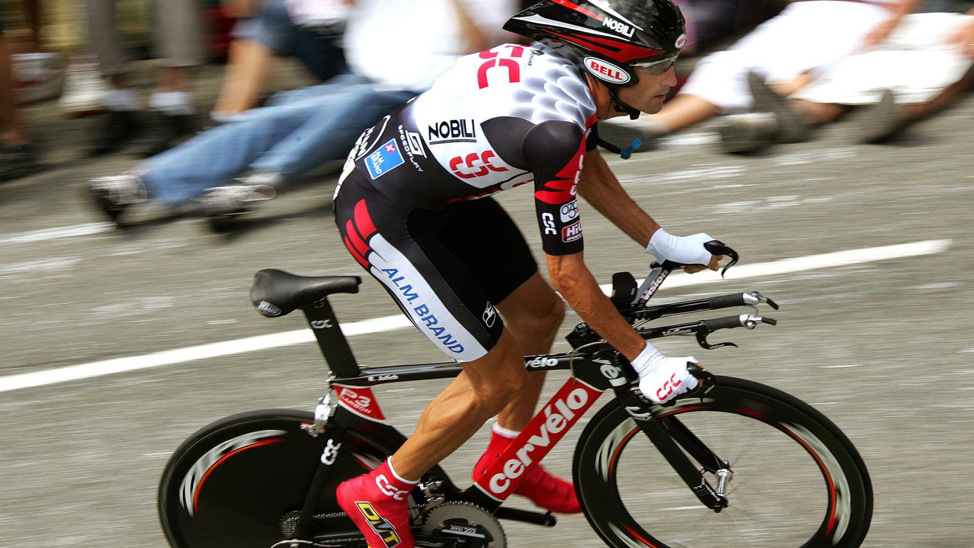 开云体育官网-网球心脏的双重脉动，温网鏖战联合杯，穆雷状态火热再写传奇