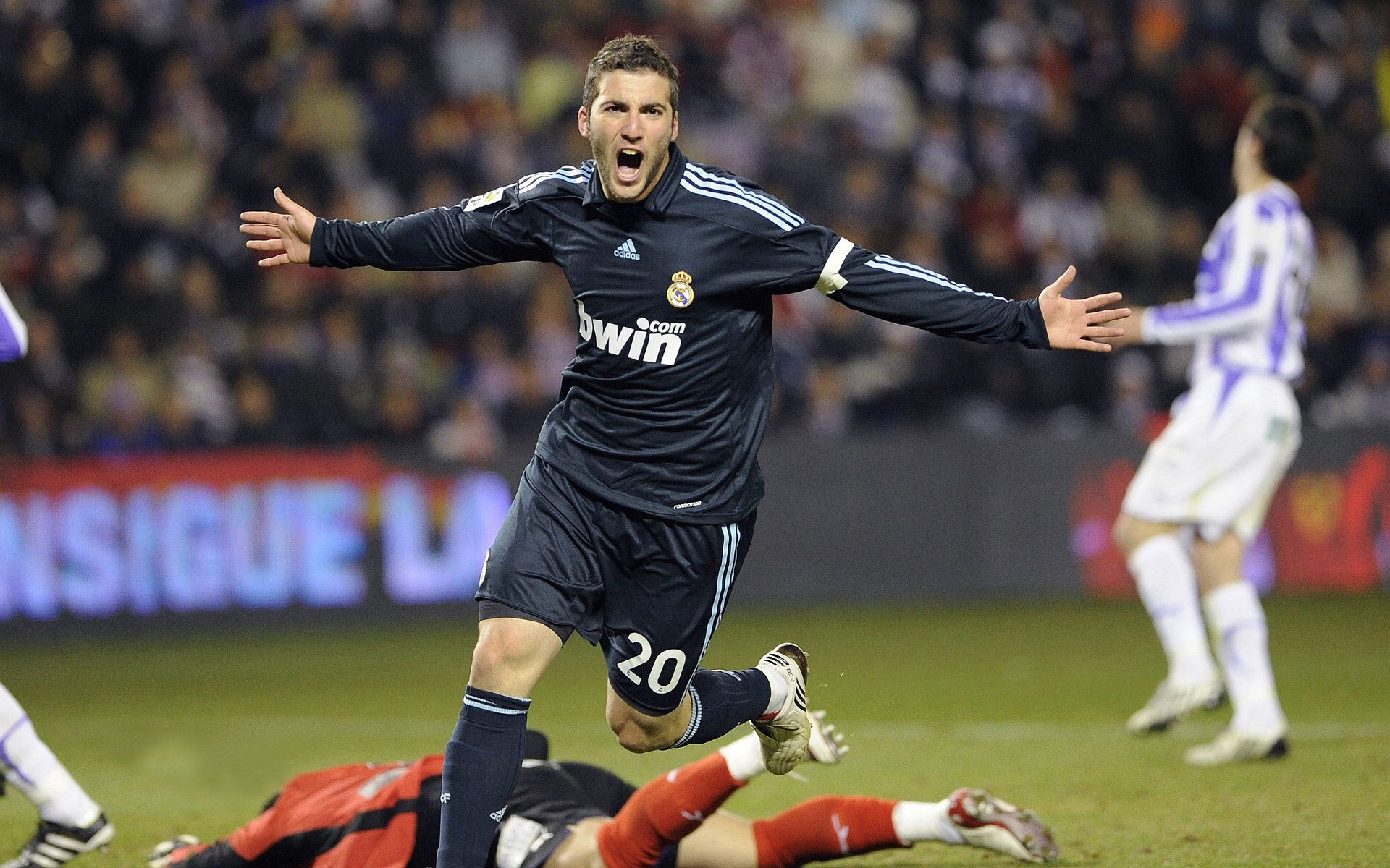 开云足球直播-棋盘上的终局,拉塞尔如何用一记将军完成对阿斯顿·马丁的惊天逆转